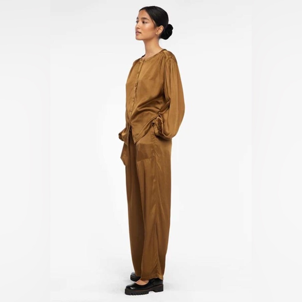 LACAUSA x Anthropologie NWT Devi Satin Blouse in Sativa M - Picture 3 of 5